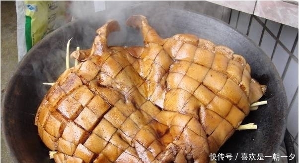 白族的传统美食，雕梅白族姑娘心灵手巧的标志，生皮是待客名菜