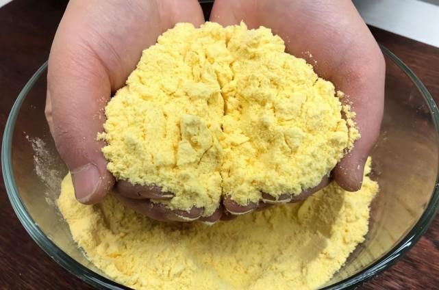 玉米面浑身是宝,教你一个懒人做法,5分钟搞定,营养美味好吃