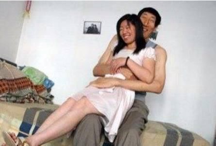 二胎|56岁中国巨人娶28岁娇妻，不顾劝阻坚持生子，现在孩子怎么样了