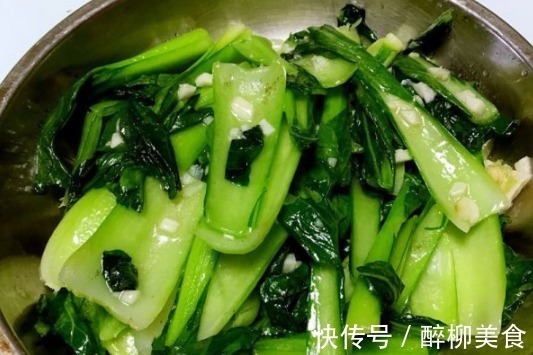 无论炒什么青菜，都不要直接下锅！学会这一招，青菜嫩绿不发黑！