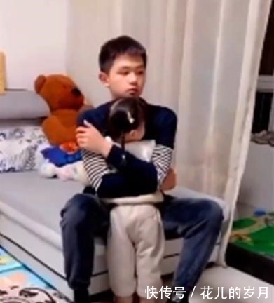 b妹妹接哥哥放学,被哥哥直接拎了起来,妹妹:我不要面子的啊?
