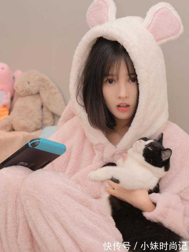 少女心 可爱版粉色棉质睡衣穿在漂亮美女身上,更加有少女心,让人喜欢