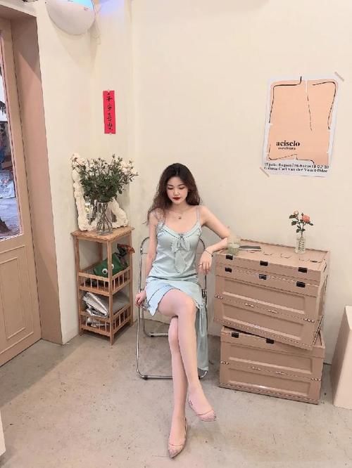 微胖可爱的小姐姐，时尚穿搭天蓝色吊带裙，尽显少女感十足