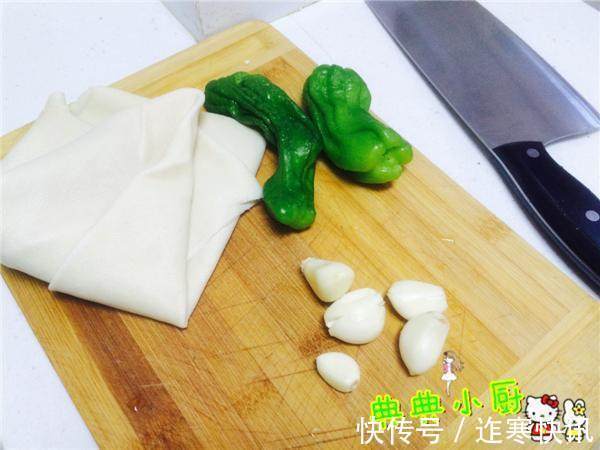 农家饭桌上的这道菜，能促进骨骼生长，两块钱就能炒一大盘