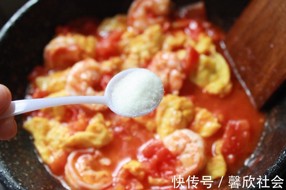 大人|番茄炒蛋时加入虾仁，味道更鲜美，营养更丰富，大人孩子都爱吃