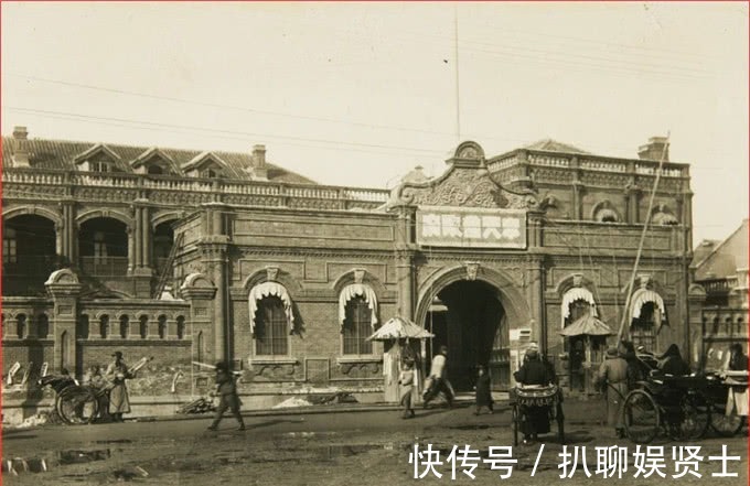 站岗|伪满时期的奉天，盛京老街还有牌楼，市政公署门口有俩伪军站岗