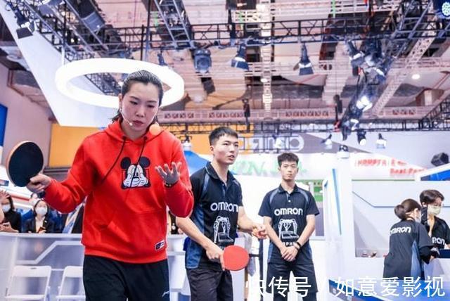 乒乓球队|李晓霞面对女儿超温柔!大女儿梦想当奥运冠军,身后多个奖杯抢镜