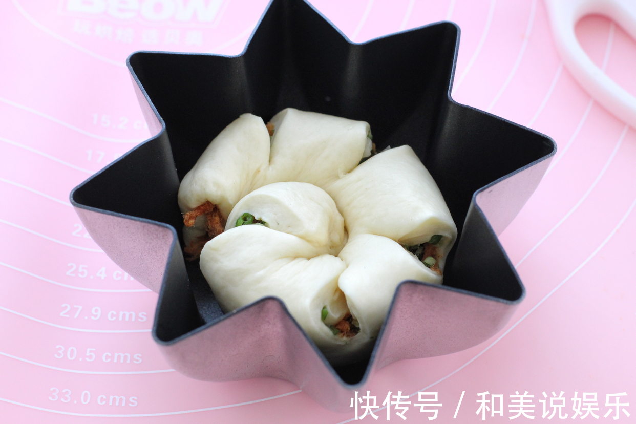 吃腻了甜面包换个口味,加点葱花和肉松,还没出炉就已经香飘满屋