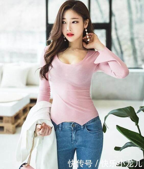 街拍小姐姐穿紧身牛仔裤,女人曼妙的身材展现的淋漓尽致,散发淑女气