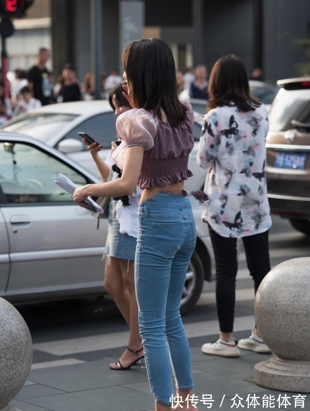 穿搭 紫薯色宽领短衫搭配浅色牛仔裤，紫薯色与粉色十分相似，温柔可爱！
