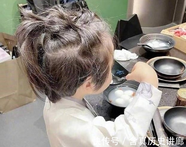 小海绵探班黄晓明?房车上玩具四散,摆放的“化妆品”引网友热议