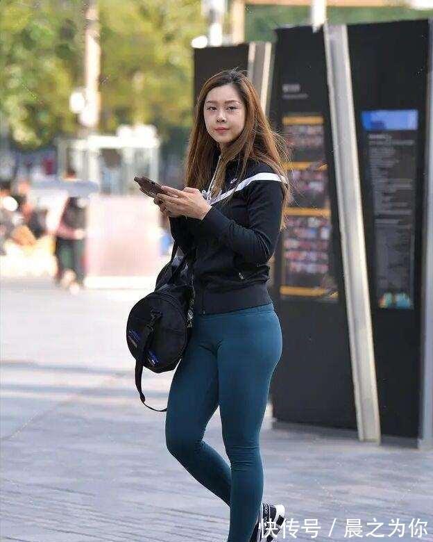 白色上衣 亭亭玉立的打底裤美女,让你放松心情,大方优雅