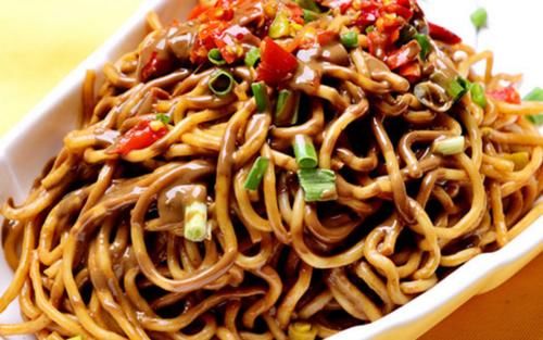 喜欢吃芝麻酱的，就会来一碗面条开开胃，能来碗好吃不胖又管饱的美食才是王道，每当不想吃晚饭的时候