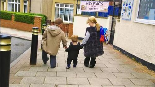 残疾人|90厘米“袖珍女孩”,不顾父母反对生子,孩子出生后全家没了笑容