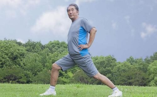 香烟|血脂高的人不能吃玉米?医生:若想稳定血脂,建议少吃这3种食物