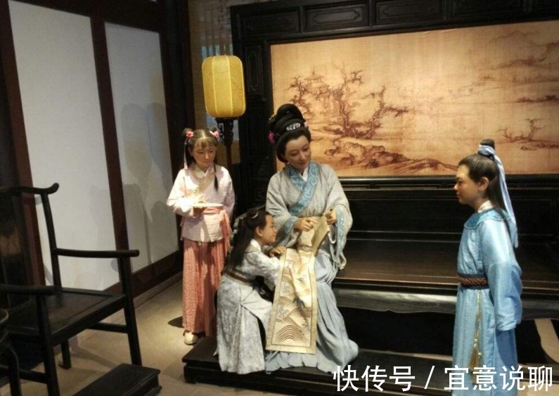 上联|才女出上联：轻轻亲亲卿卿！三位才子对的下联孰优孰劣？难以分辨