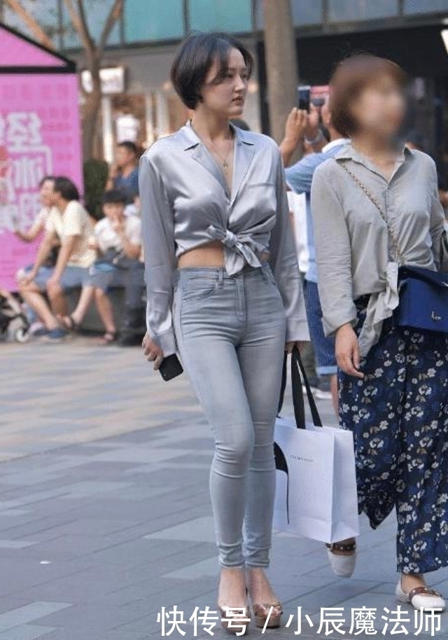 粉红色|路人街拍,搭配粉红色的吊带,轻松在人群中脱颖而出