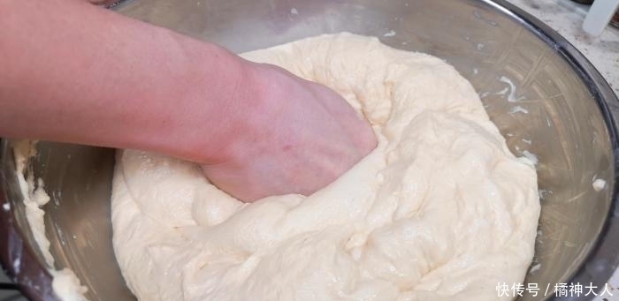 炸油条时,有人加鸡蛋,有人加泡打粉,其实都不对,教你正确做法