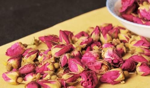 气血|玫瑰花和此物一起泡,每天一杯,皱纹淡了,气血足了,手脚也暖和