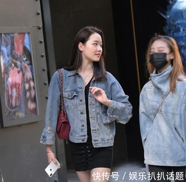 高跟鞋 修身短裙太高调,那么穿件牛仔外套就很合适!