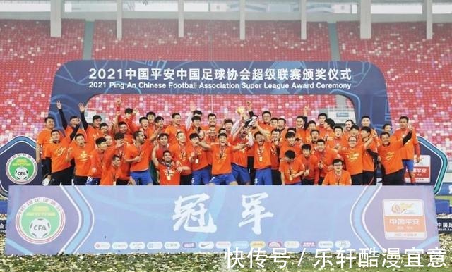 海港|山东泰山勇夺双冠王的背后,明面是郝伟换人的神奇,实则另有其因