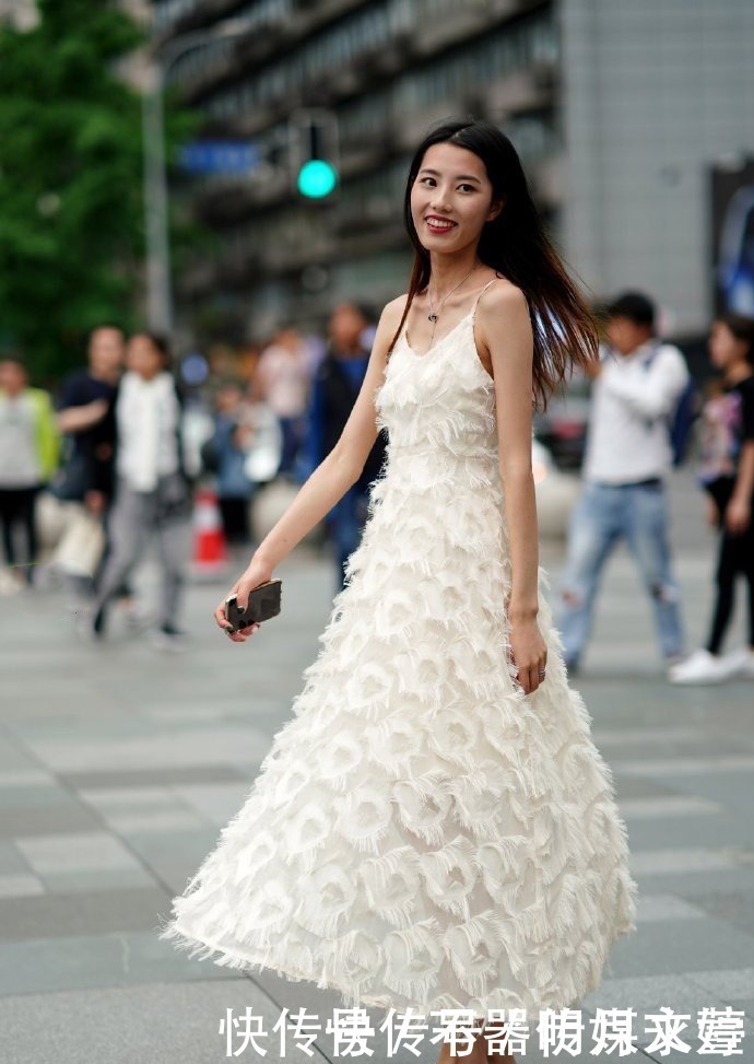 小姐姐穿绒毛的连衣裙美成仙女，笑容还这么甜美