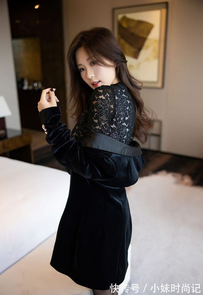 尖头|黑色修身版西装裙,搭配黑色细跟尖头靴,女人味十足