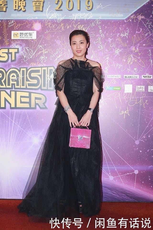 大背头|甘比黑纱裙配大背头亮相,一身行头越来越有阔太范,气质还没跟上