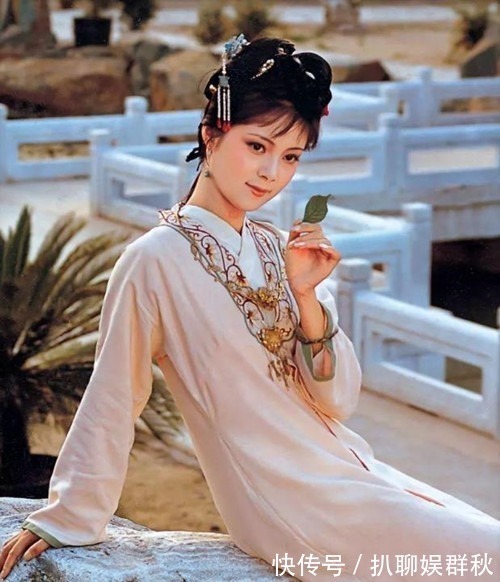 贾母&为什么黛玉能和丫环情同姐妹,宝钗却不能?不仅是性格的问题