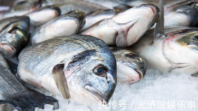 鲫鱼|解冻鱼时,教你两个土方法,时间短见效快,鱼肉和鲜活的一样新鲜