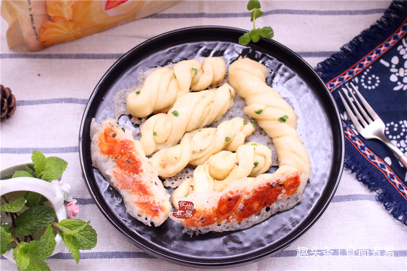 首次做这款花卷，新手也能快速学会，表面蓬松柔软，底部香酥脆口