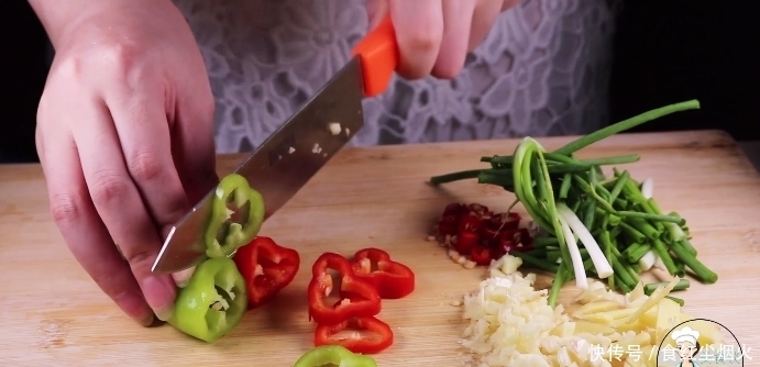 花甲|教你一个炒花甲的家常做法,锅里加点它又香又下饭,上桌就抢光了