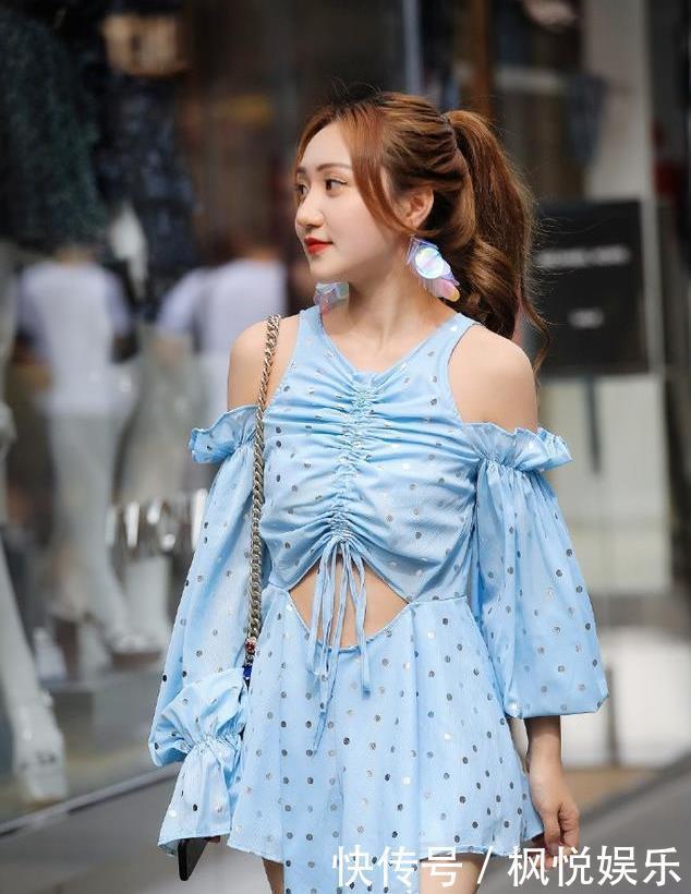 街拍小姐姐走在街上穿搭非常有韵味,这条黑色的裤子相当好看