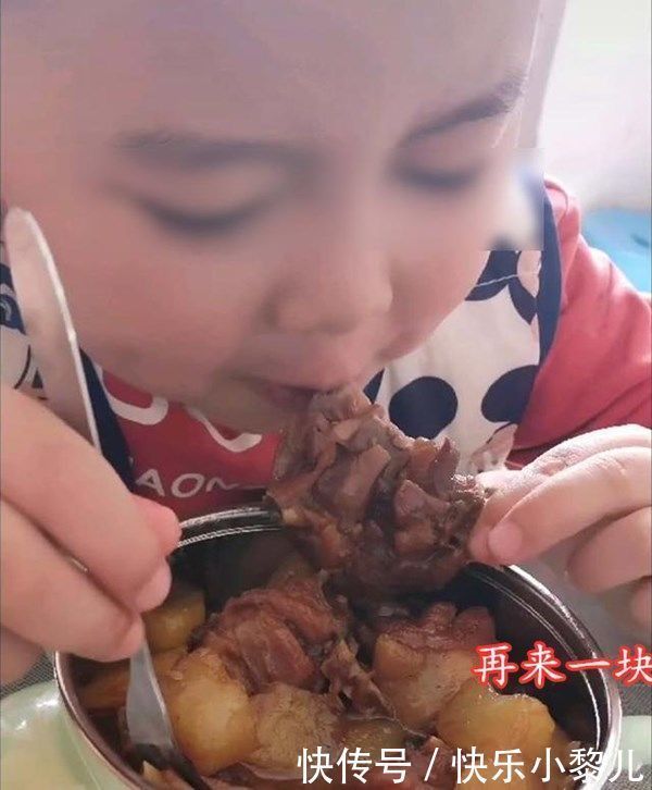 萌娃|萌娃被公鸡啄了腿,爷爷“报仇”方式很特别,网友吐槽:惹不起