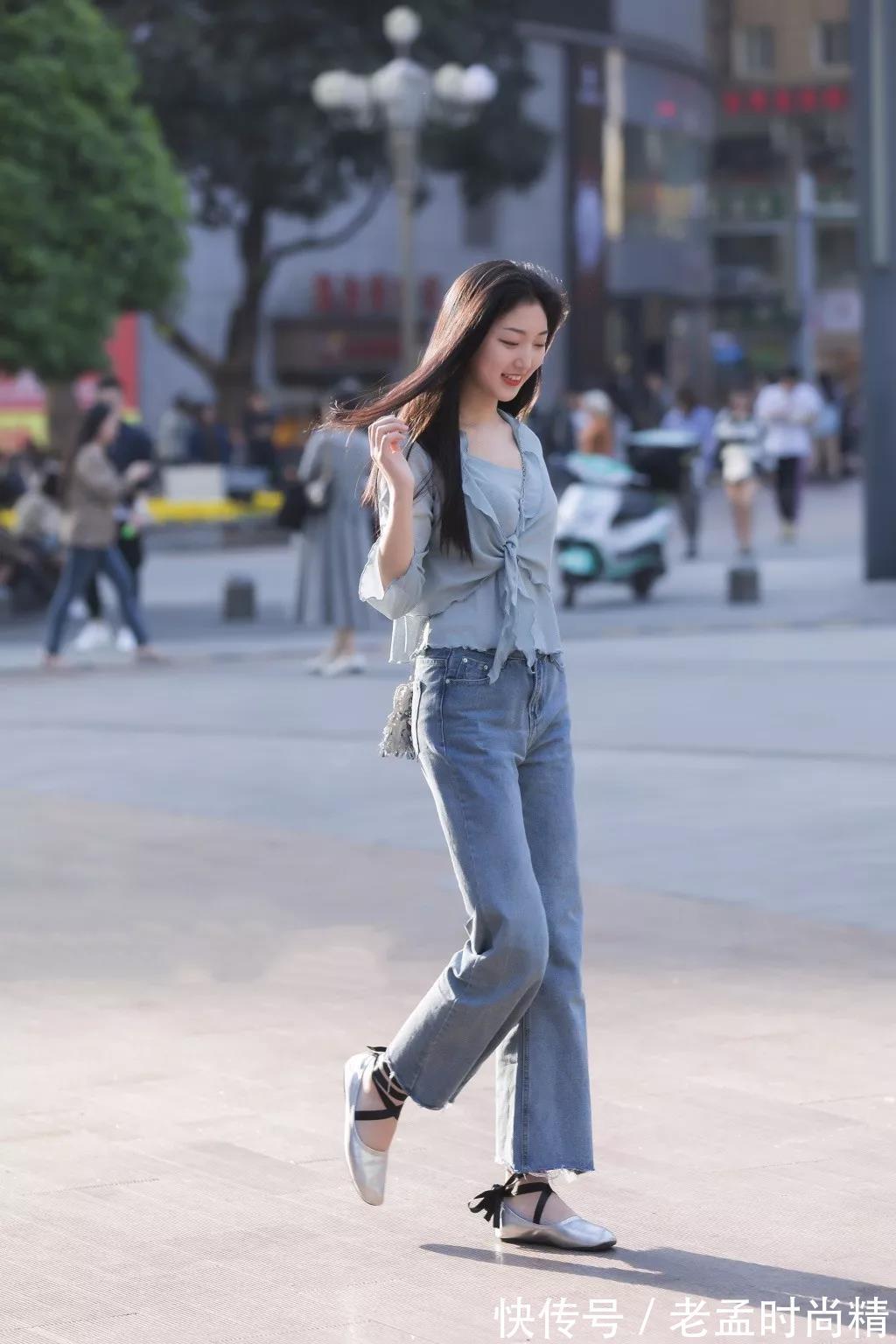 动人 街拍路人,不论季节如何变幻,穿搭都要与时俱进,才能美丽动人