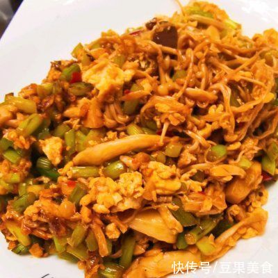 最适合在家吃的减脂:粗粮饼卷菜+肉,美味又健康