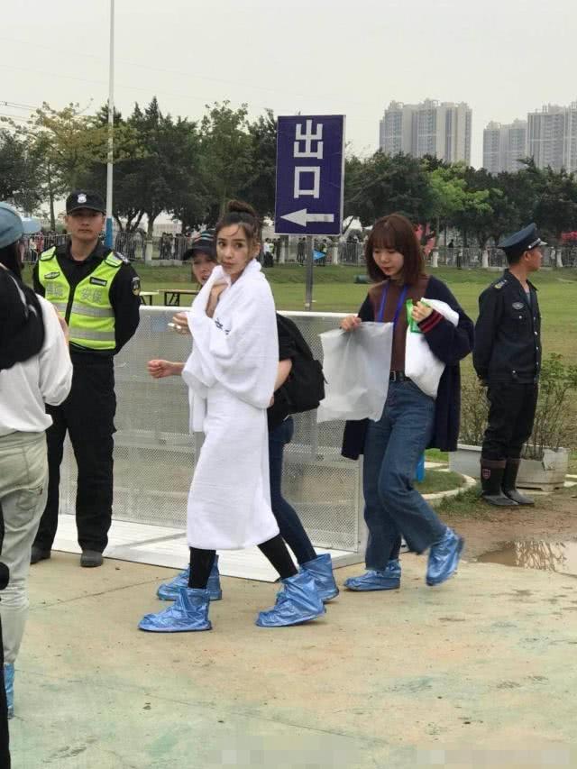 跑男|跑男团泥塘开玩“撕名牌”baby黄泥满脸依旧美貌无双引人注目