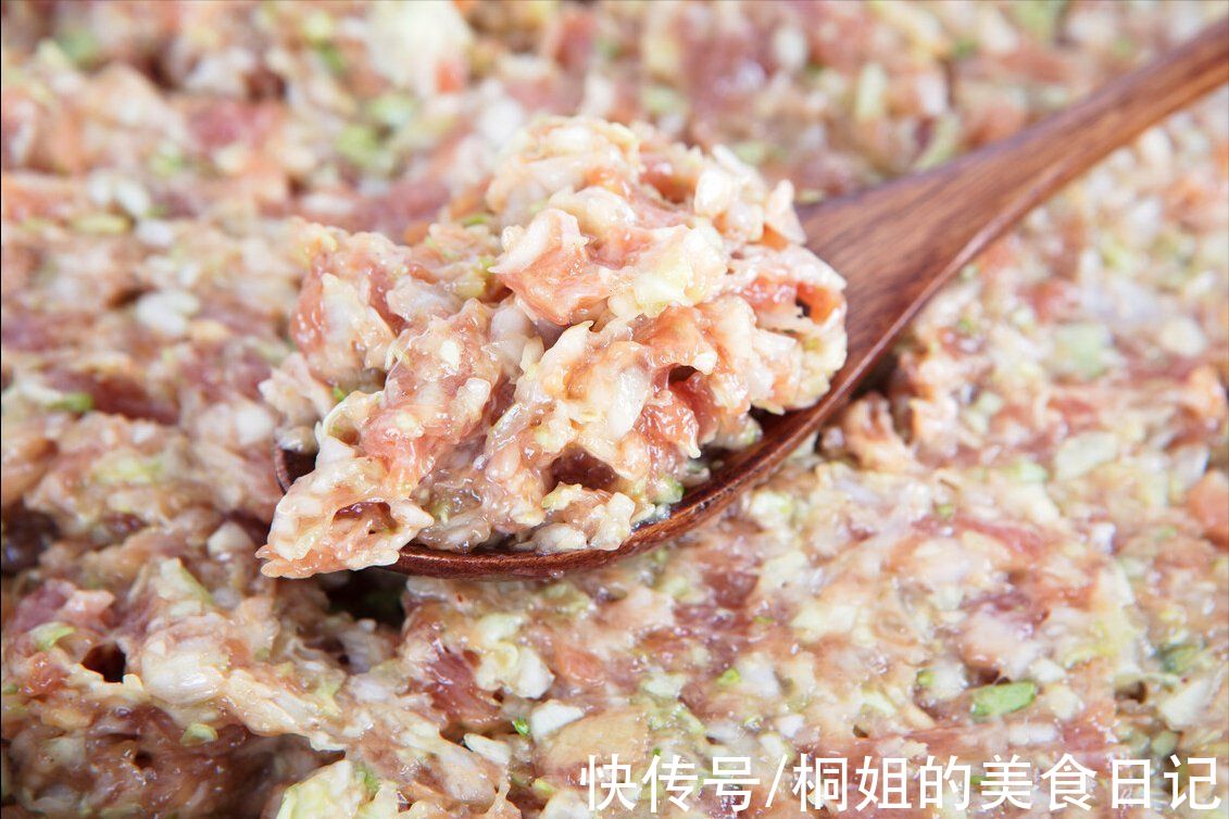 馄饨要想好吃,肉馅是关键,要想肉馅鲜嫩多汁,切记多放2味料