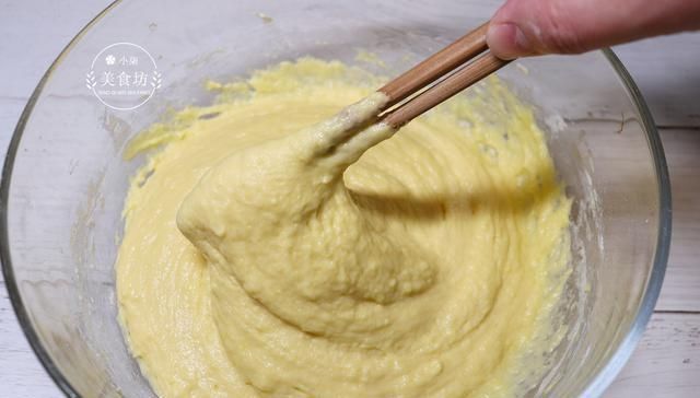 简单|玉米面新吃法,加2个鸡蛋,不蒸不烤,简单一做,出锅瞬间被抢光