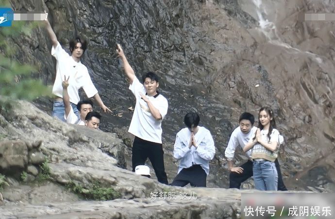 跑男成员集体坐车过水桥,镜头拉近看清座位安排,谁更受宠很明显