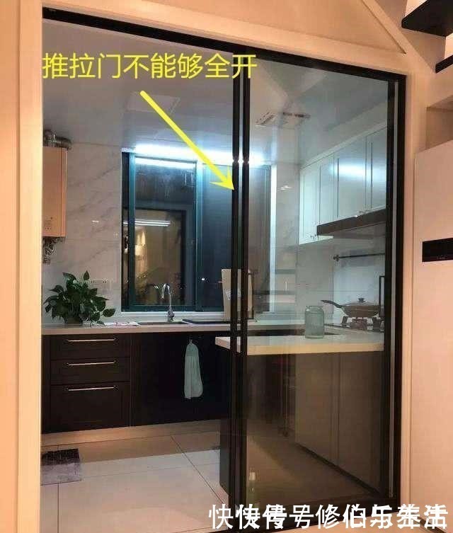 厨房|客厅和厨房之间不流行装推拉门了，他家门洞3米，装这种才叫好看！