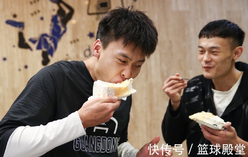 蛋糕|阿联生日趣事!小胡戴帽,徐昕领唱,赵睿C位+险砸蛋糕,汤杰满足