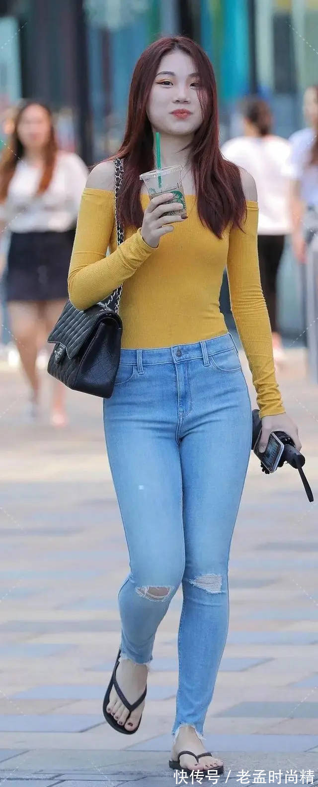 破洞牛仔裤|黄色一字肩长袖上衣,搭配水洗白破洞牛仔裤,简单大方穿出雅致美