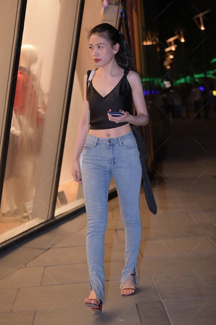 修身长裙 深灰色修身长裙,上身舒适,时尚大气