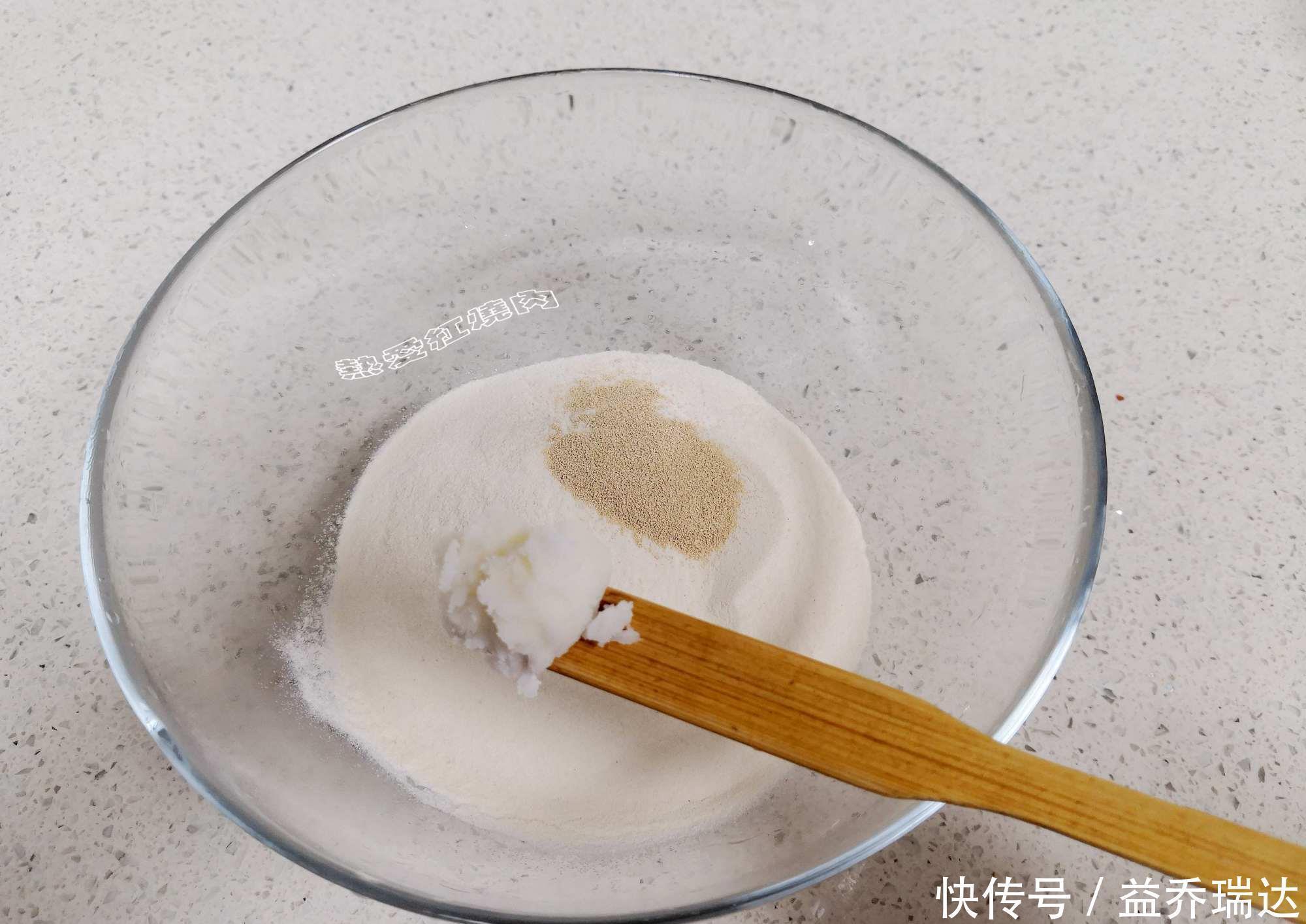 白馒头吃腻了试试这一种做法,颜值很高里面还有肉,看着复杂做着省事