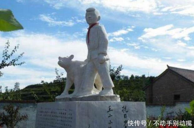 儿时|王二小13岁死于日本人之手,儿时放牛伙伴为他守墓58年,感动!