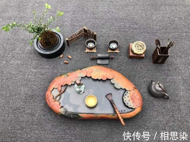 极品@这才是“极品”美石,好皮色+好雕工,刻成茶盘后美的不可思议