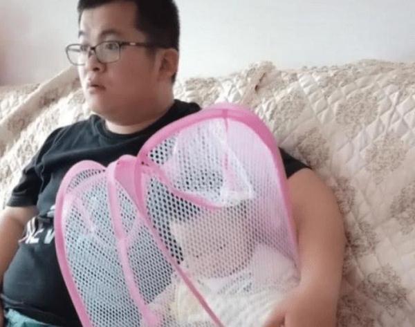 奶爸|“巨省事奶爸”带娃看电视火了,萌娃你这糟老头子坏得很