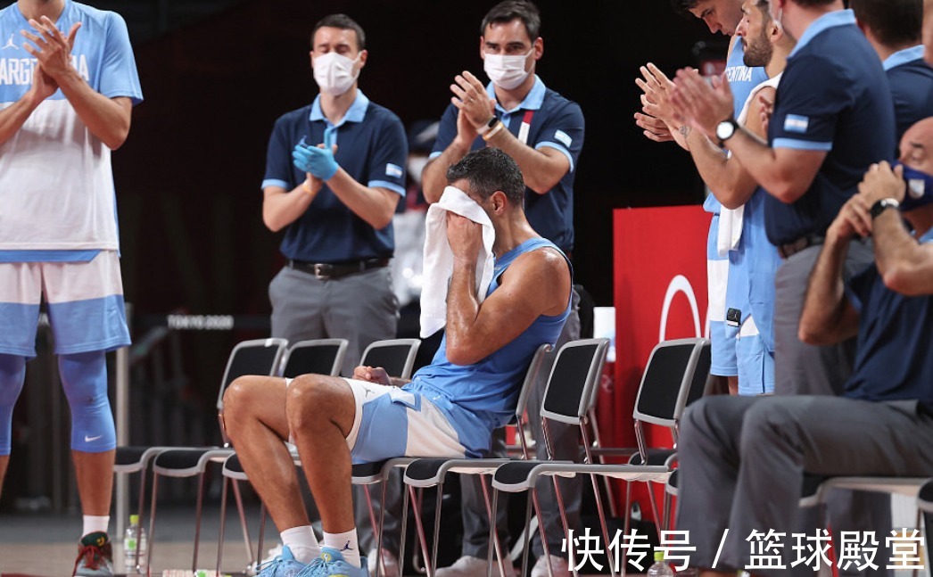 击掌|催泪!斯科拉被替换下场,谁注意全场?停下比赛+鼓掌,致敬经典