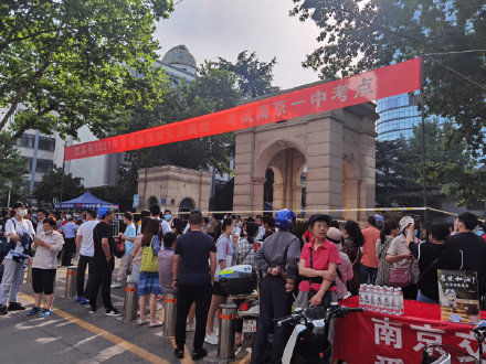 考生们|直击高考现场今天，南京近2.5万名高考生走进考场